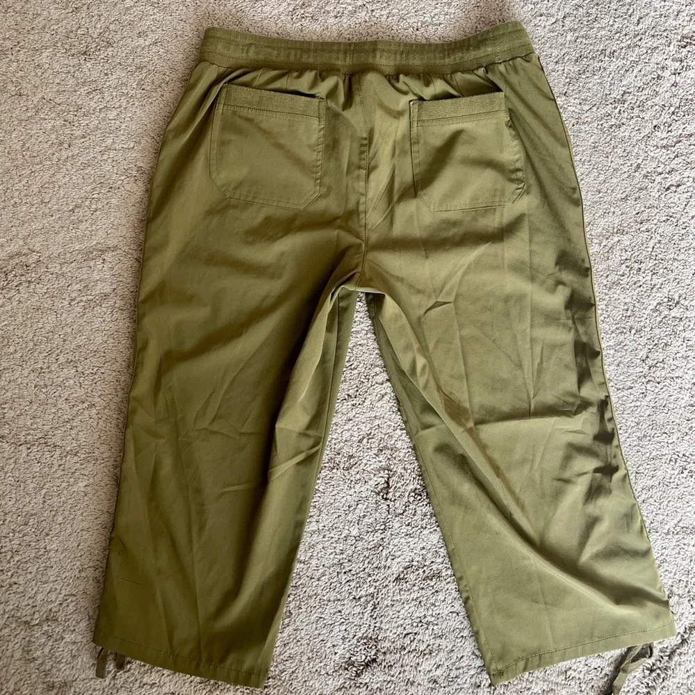Attyre Woman Pants size 12 Olive Green Polyester Pull on Drawstring Ruched Capri